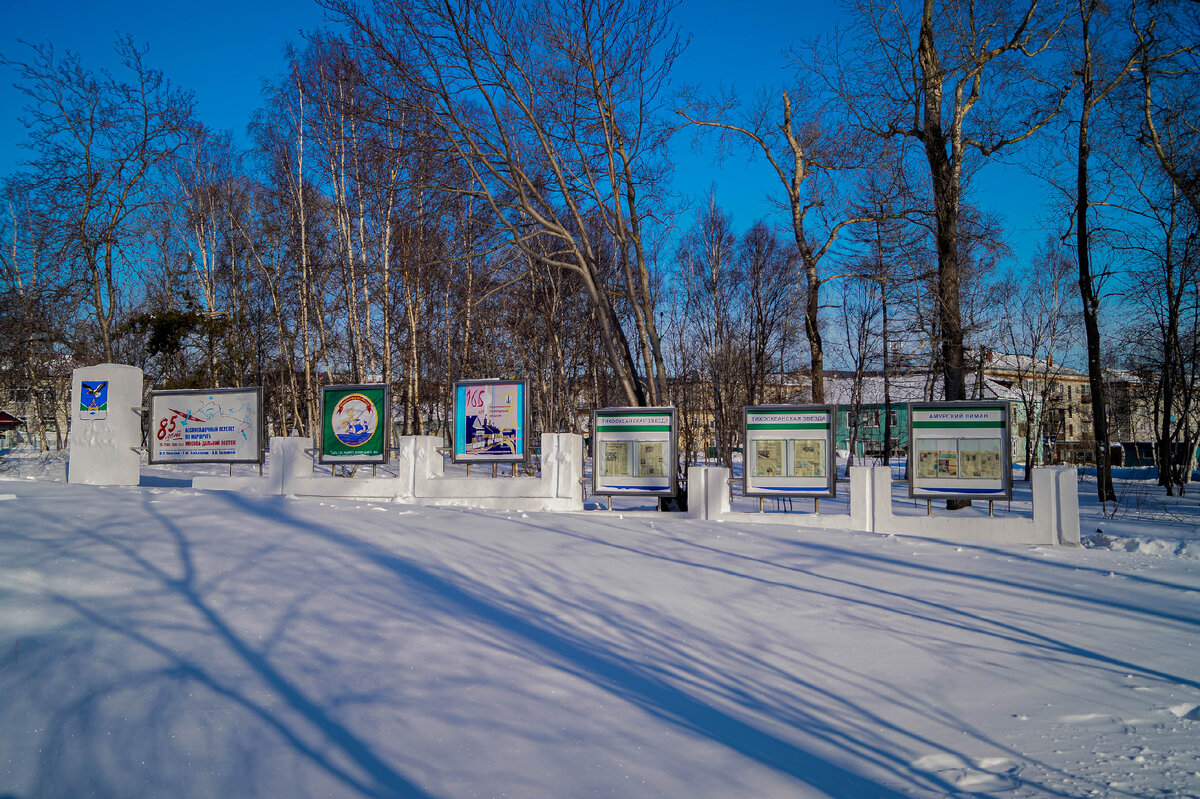 Стенды с разворотами газет «Тихоокеанская звезда» и «Амурский лиман» перед зданием администрации города