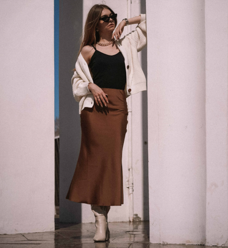 При росте 168 см юбка получается ниже колена примерно на ладонь.