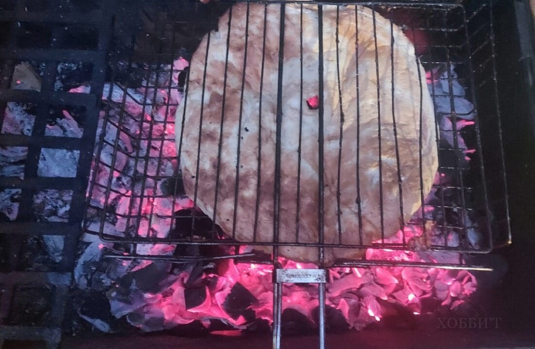 Грузинский лаваш на решетке.