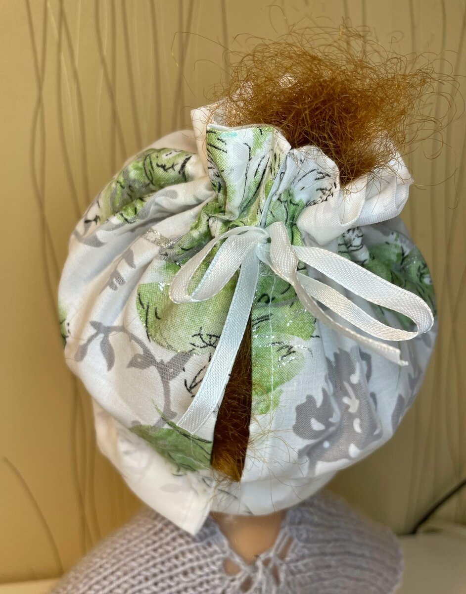 Так шапочка выглядит сзади