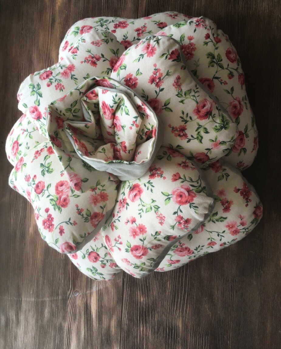 Диванная подушка цветок