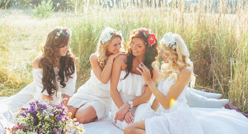 Женская самооценка на 90% зависит от ее окружения. Достижения в обществе, такие как карьера, благотворительность и прочие, тоже важны для женщины, но полностью судить о своем успехе на основании доходов и общественных действий женщина не может. Она нуждается в одобрении от своего близкого окружения. Это дает ей силы