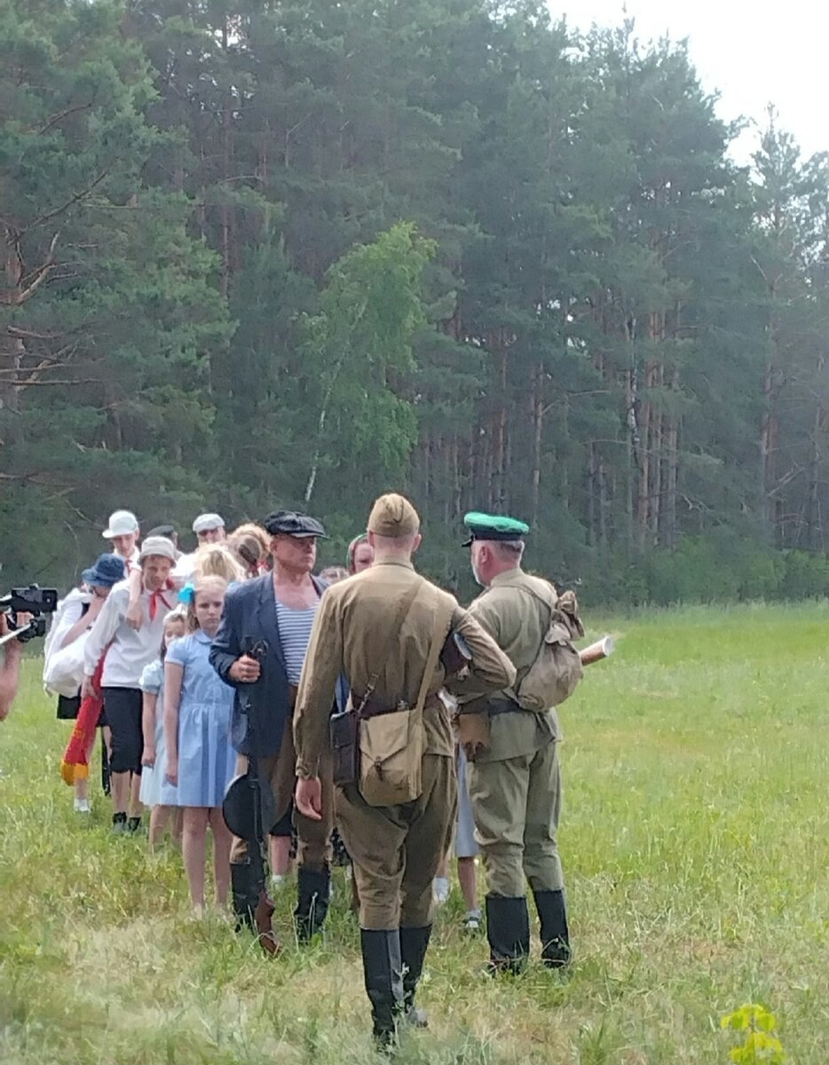 А это, наверное, инсцинировки про спасение детей. Очень интересно смотрится одежда того времени.