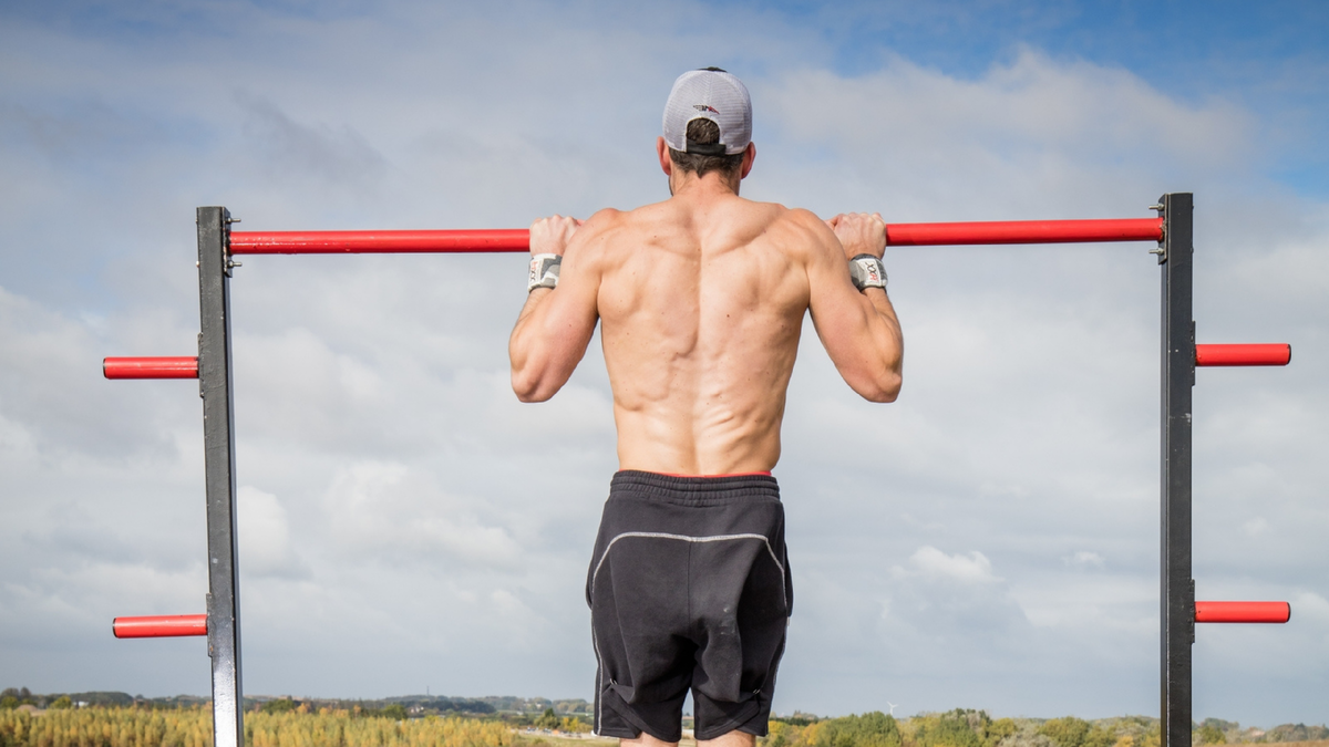 Можно подтягиваться при сколиозе. Подтягивания (Pull-ups):. Мужчина подтягивается. Подтягивания с собственным весом. Австралийские подтягивания.