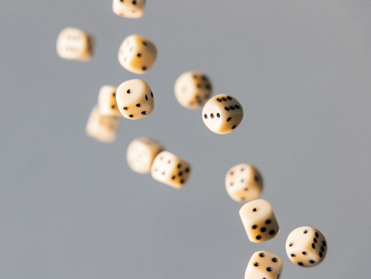 Выбрасывая число 6 на кубике, вы входите в игру (источник Photo by Riho Kroll on Unsplash)