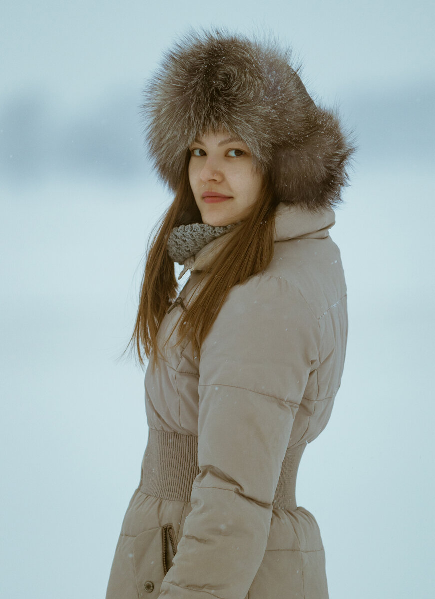 Модель Ирина, где-то в деревне Башкирии, январь, 2021. Первые кадры снятые на объектив Canon EF 80-200мм f 2.8 L + камера Canon m50 подключенный через переходник Viltrox