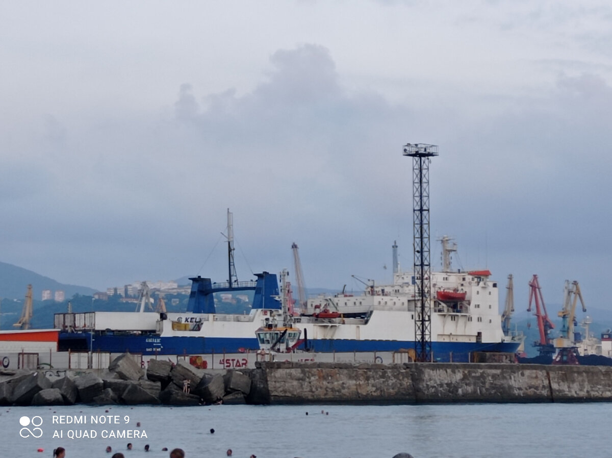Вид на Туапсинский морской порт, со стороны пляжа (фото автора) 
