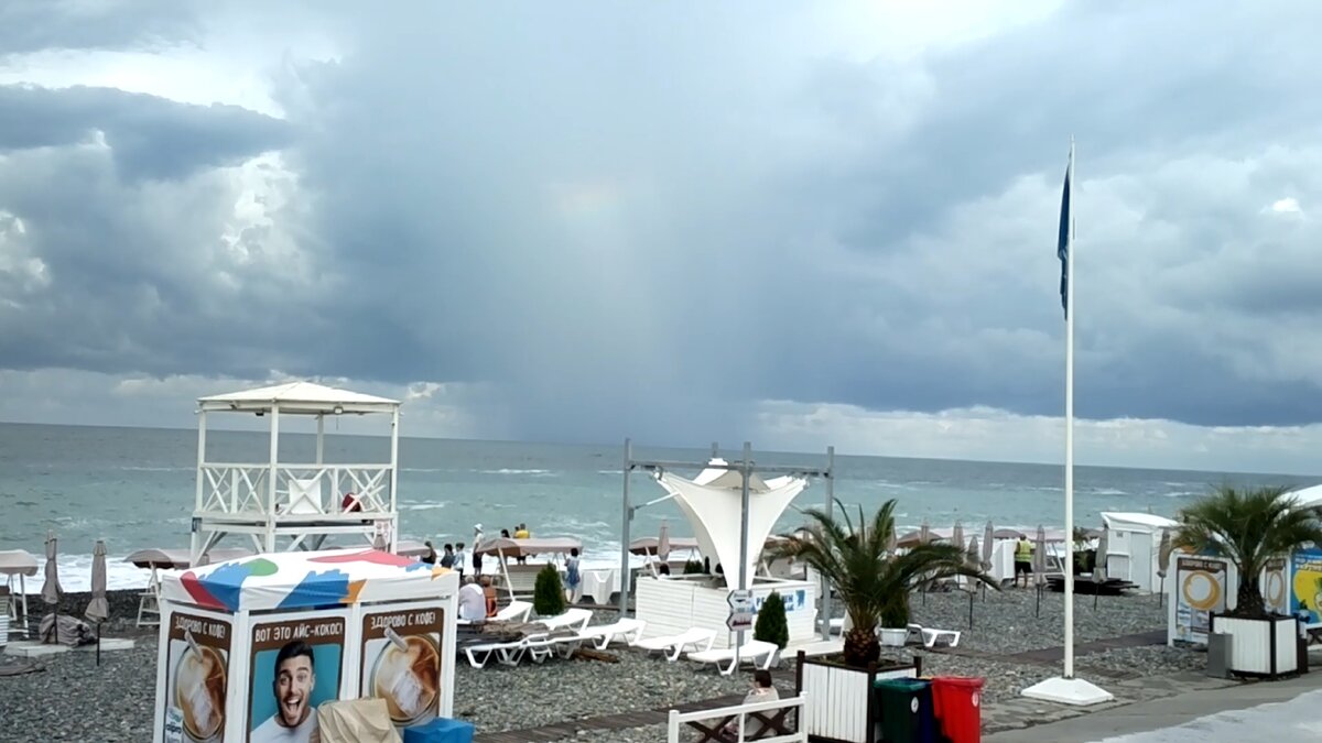 Адлер, 23.07.2021, как выглядит шторм на разных пляжах. Смерч, посадка огромного "Боинга" над бушующим морем! Видео и фото.
