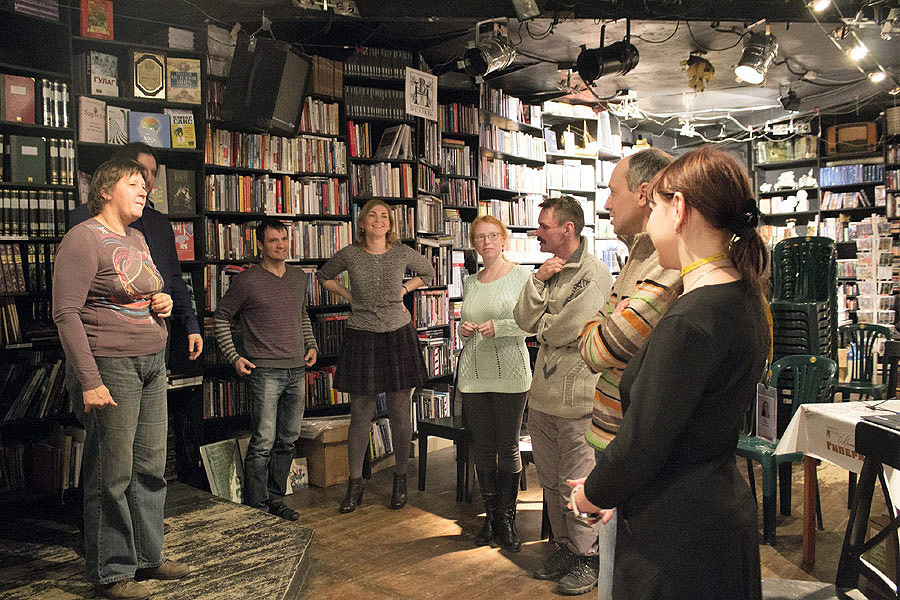 Книжный клуб екатеринбург. Книжный клуб. Американский фильм про книжный магазин. Фильмы про книжные магазины и библиотеки. Встреча книжного клуба.