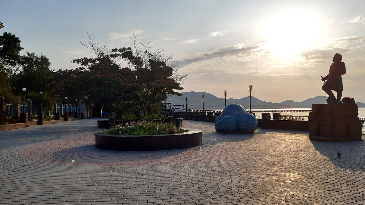 Просто красивое фото Коктебеля. В шесть утра набережная непривычно пустая