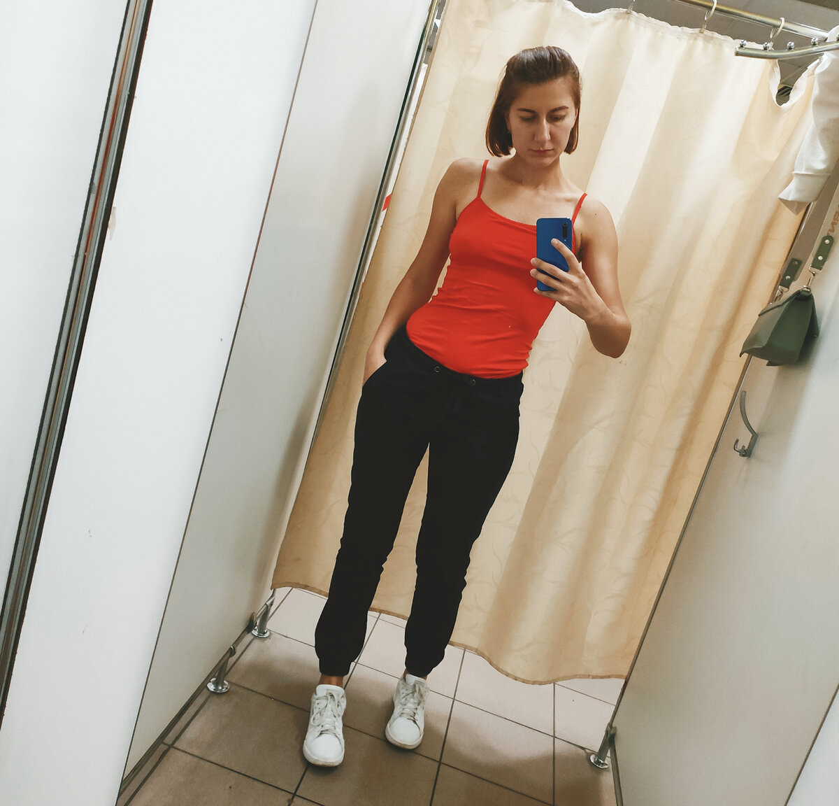 Фото автора из примерочной секонда, для те кто забыл как я выгляжу 