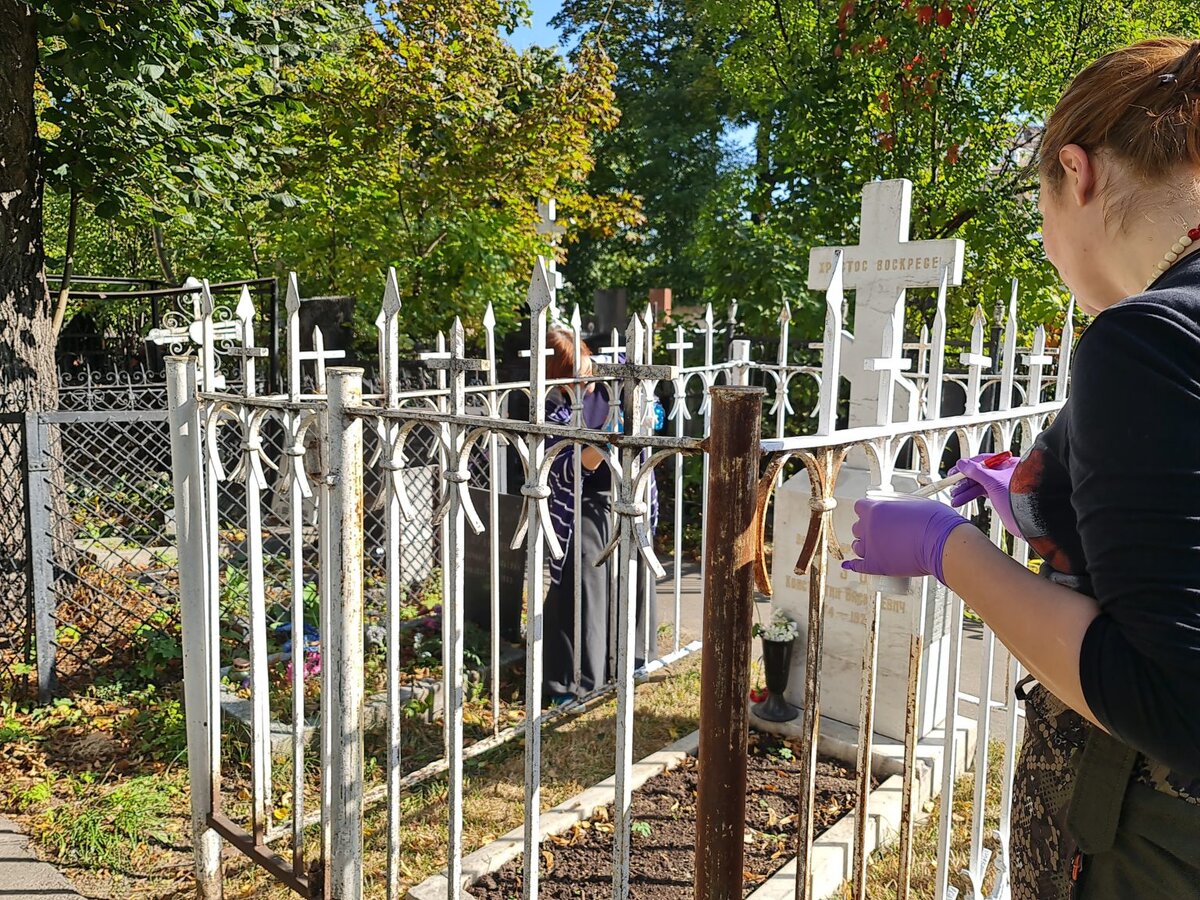 В какой цвет покрасить стол на кладбище