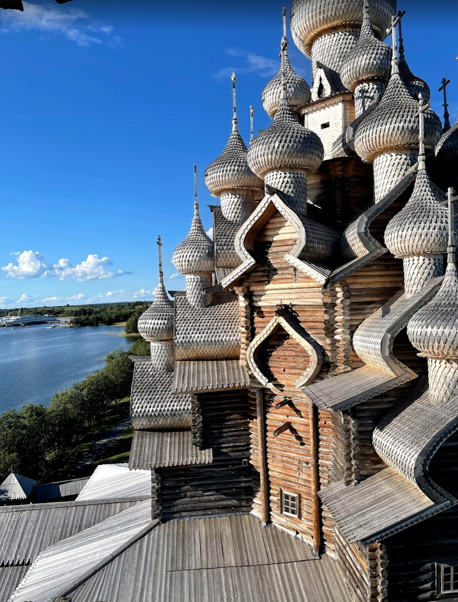 Деревянные купола церкви Преображения Господня известны всему миру. По легенде, храм был построен одним топором. Фото автора