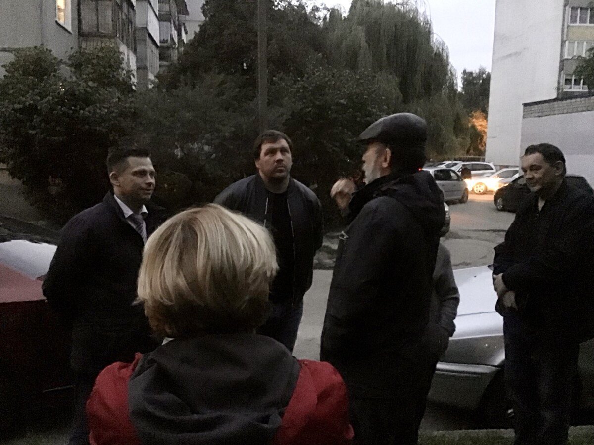 Во дворе, на встрече с жителями домов по улице Интернациональная, фото Народный контроль Калининград 