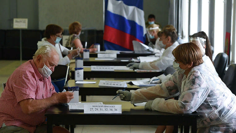 Все как мы понимаем придут на выборы в масках, а в перчатках будут только члены избирательных комиссий. Это если что, это не шутка, 