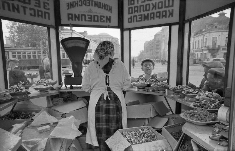 На улицах появились новые кондитерские ларьки. Всеволод Тарасевич, 1958 год, Украинская ССР, г. Харьков, МАММ/МДФ.