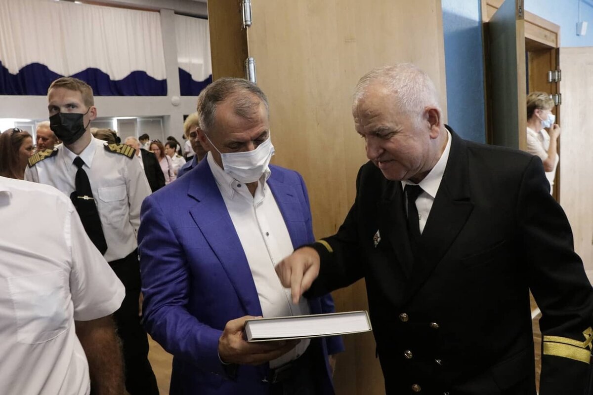 Книга — по-прежнему лучший подарок, особенно из рук ветеранов