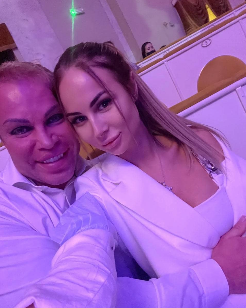 Александр с новой спутницей