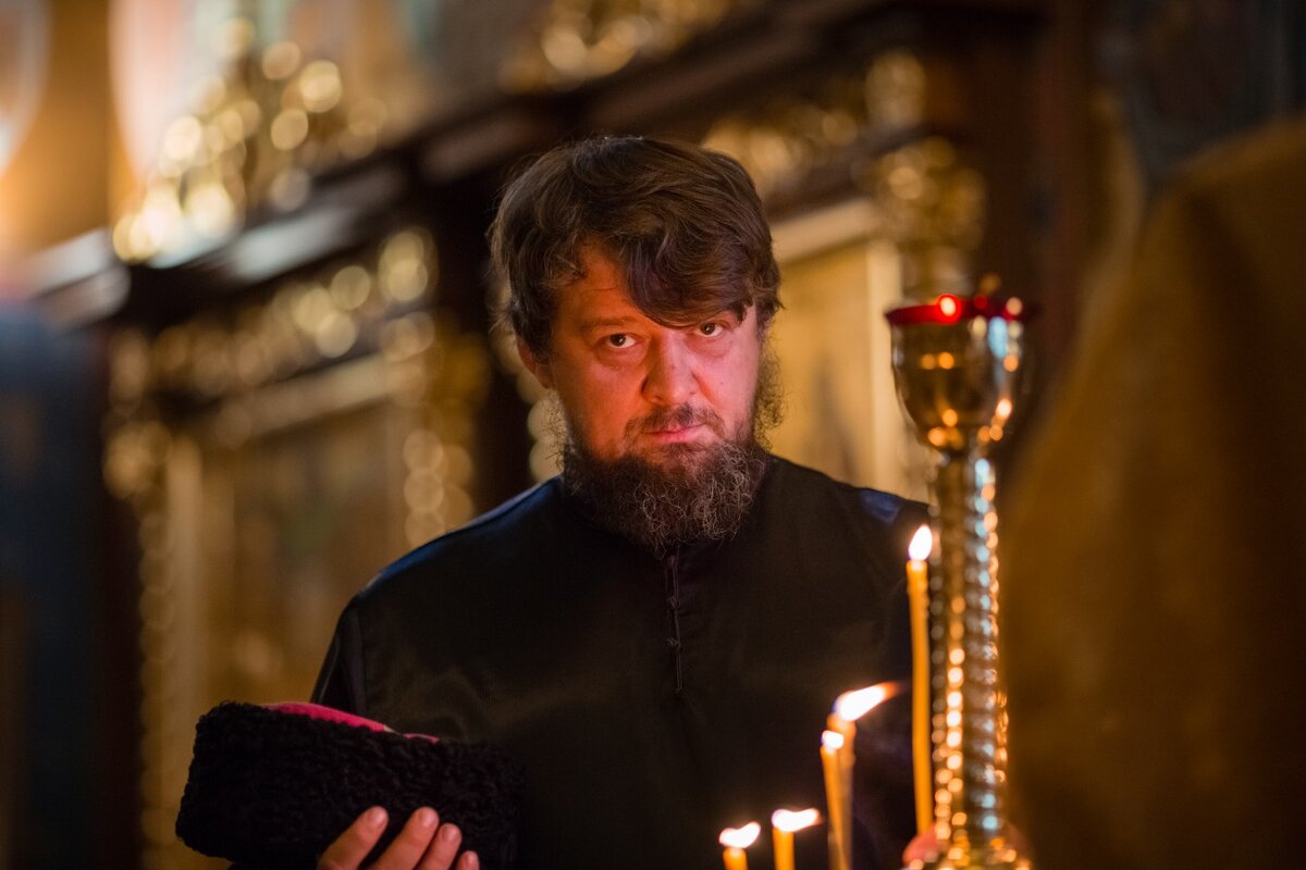 Человек пришёл в храм. Он забыл выключить телефон, который во время молитвы зазвонил. Священник отчитал его. Люди, которые молились, ругали его после молитвы за то, что он нарушил тишину. Всю дорогу домой его жена выговаривала ему за его невнимательность. На его лице можно было увидеть стыд, растерянность и унижение.
После этого случая этого человека никогда больше не видели в храме. И в этот же вечер он пошёл в бар. Этот человек всё ещё нервничал и его руки дрожали. Случайно он разлил свой напиток на стол. Официант извинился и дал ему салфетку, чтобы вытереться. Уборщик вытер пол. Управляющая бара предложила ему другой напиток за счёт заведения. При этом она сказала: "Не беспокойтесь, мужчина. Все делают ошибки".
С этого дня он ходил в бар каждый вечер.