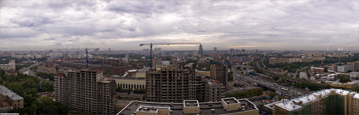 Дом с аркой еще строится.  Кстати, как он вам сейчас?