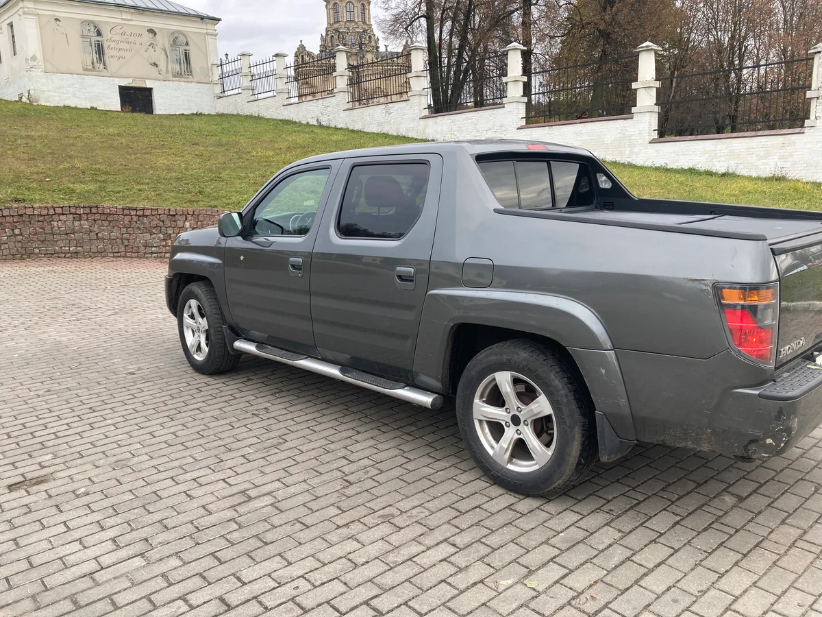 Внешность на любителя. Брутальности у Ridgeline нет. Зато есть надежность. Машина для жизни в деревне, а не для городских понтов. Источник фото - https://auto.ru/cars/used/sale/honda/ridgeline/1105652244-d6ab8d24/