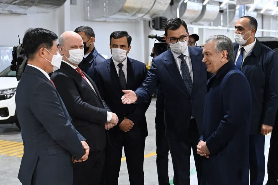 Президент Узбекистана (без маски) на заводе Renault в Джизаке