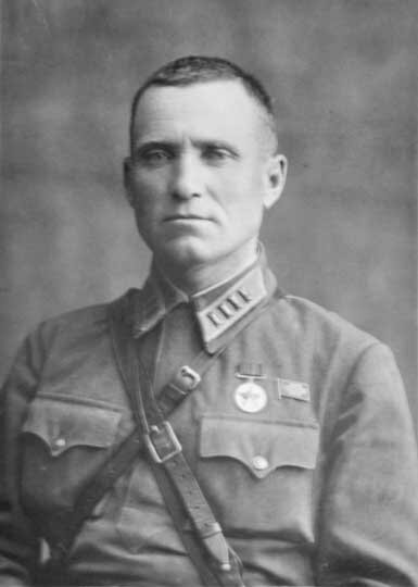 Полковник Антюфеев Иван Михайлович. Командир дивизии с момента формирования до 3 августа 1939. Судя по петлицам, фото сделано не ранее 1940. На Халхин-Голе полковник должен был носить три "шпалы".