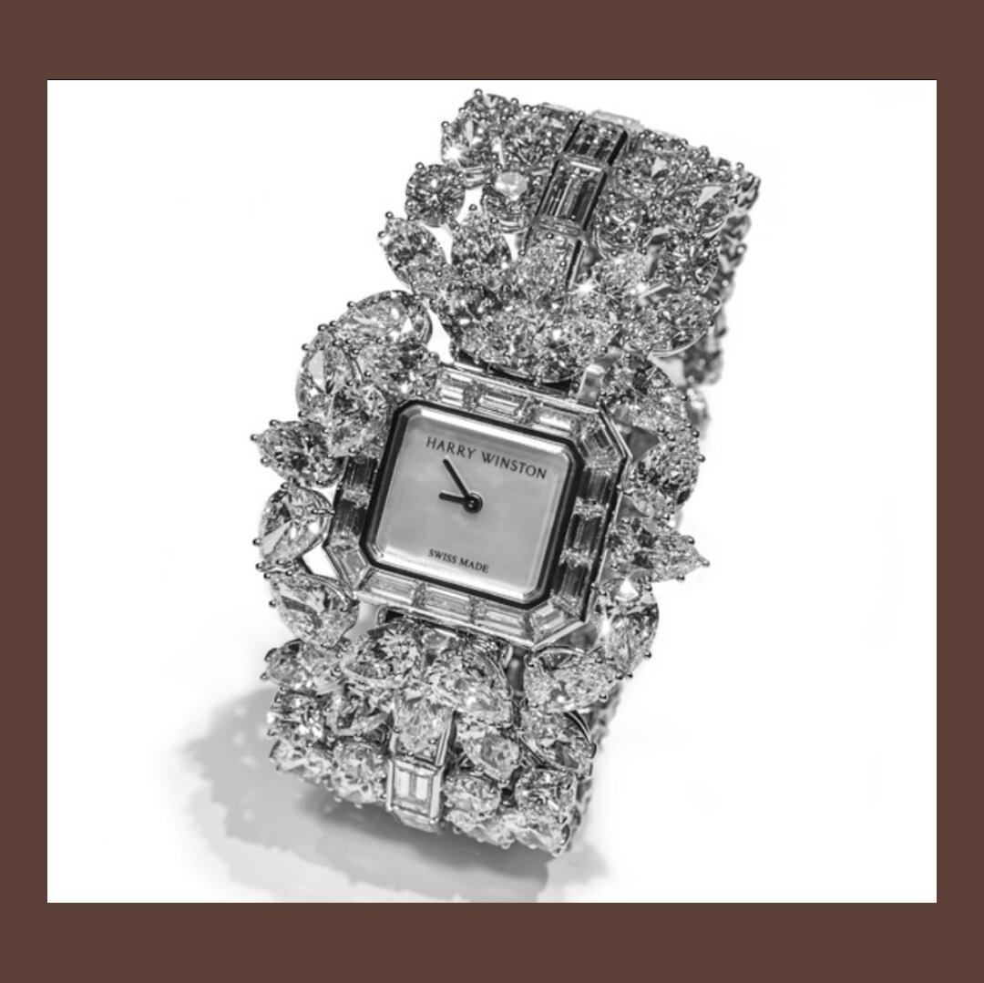 Гарри Уинстон вошёл в историю ювелирного искусства ещё за одну уникальную разработку - в 1940 году он придумал специальную технику крепления камней Cluster, которая позволяла использовать в одном украшении камни разной огранки, что придавало изделиям объём, воздушность и фантастическую игру света. На фото часы Emerald Cluster, выполненные как раз в такой технике