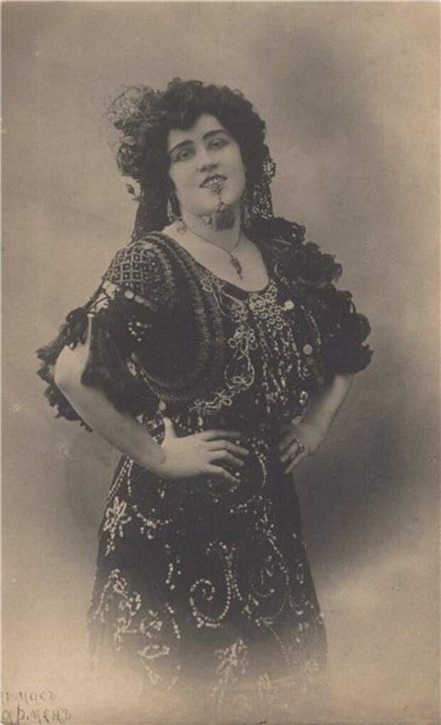 Певица Дельмас