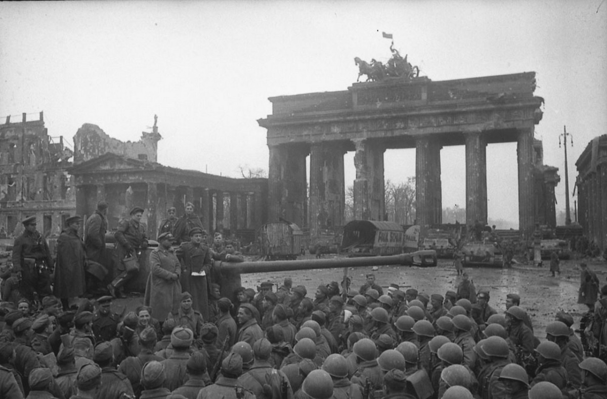 бранденбургские ворота в берлине в 1945 году