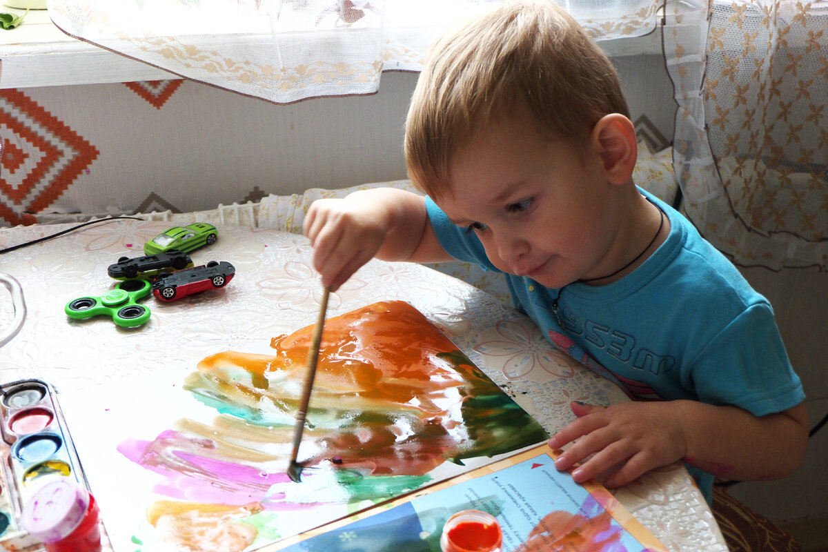 Малыш Федя рисует