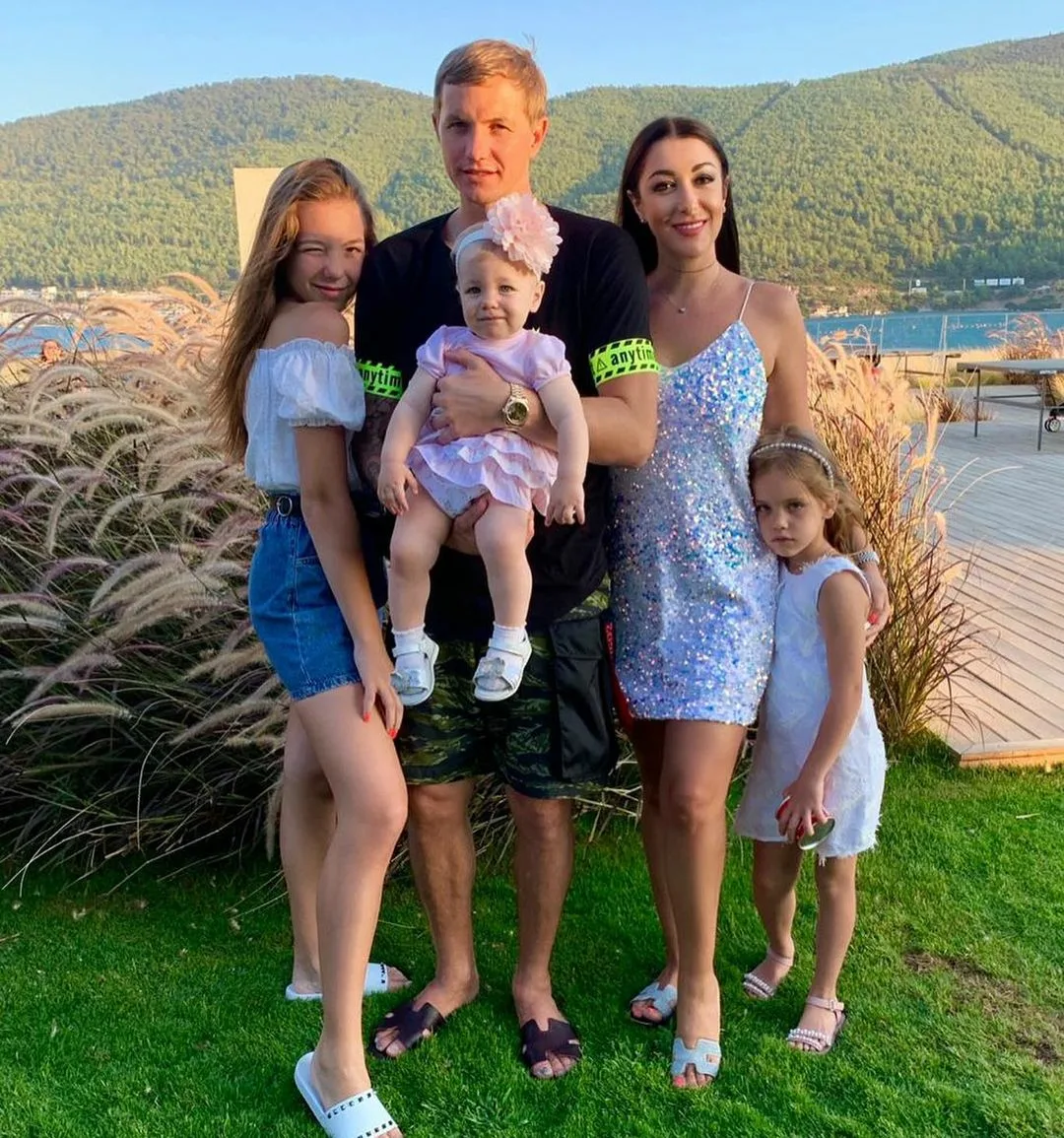 Роман Павлюченко, жена Лариса и три дочки