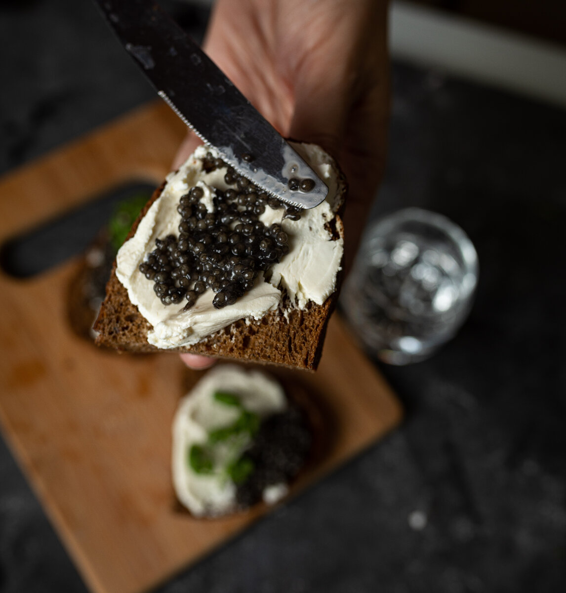 Белуга, стерлядь и осетр — самые популярные "осетровые", из которых добывают черную икру 