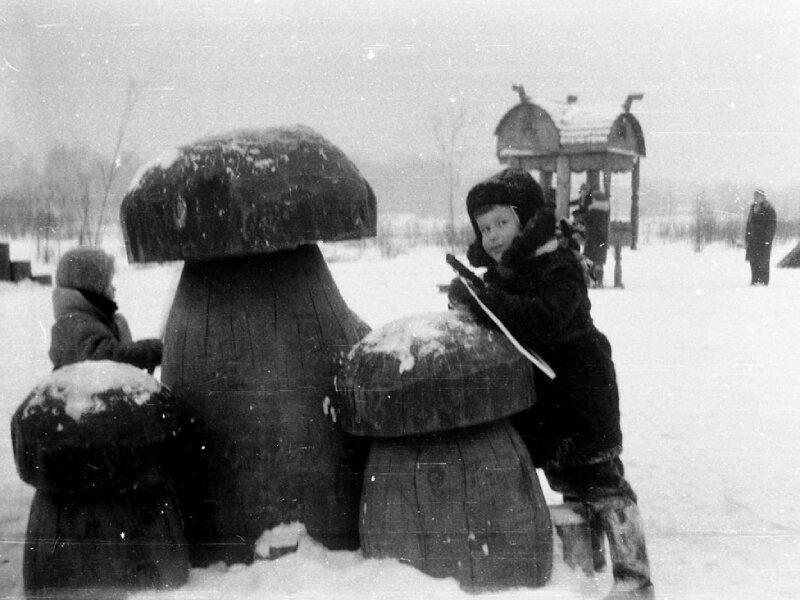 Фото сделано в период 1977-79 годов. Дети играют на площадке в юго-восточной части парка