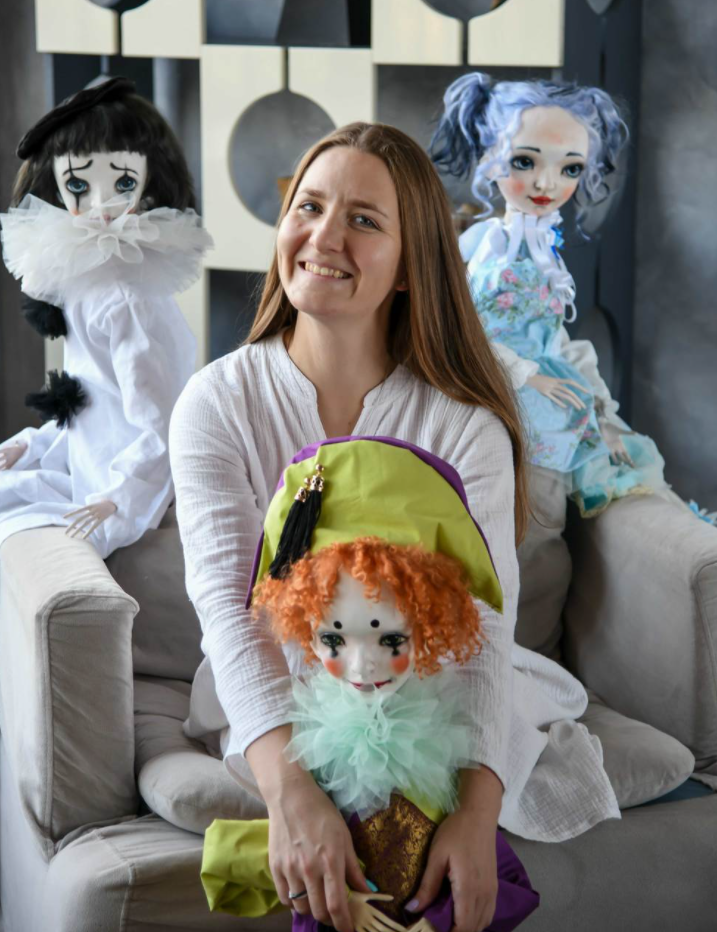 Антонина со своими творениями для проекта "Театральные куклы" (источник: официальный сайт мастера https://tonynadtochiy.com/getting-ready)