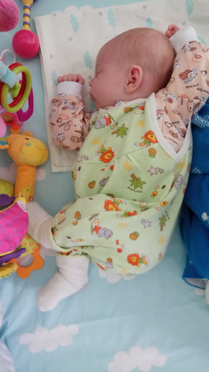 Человеку 1 месяц и только одеяло за спиной не дает ей перевернуться :)