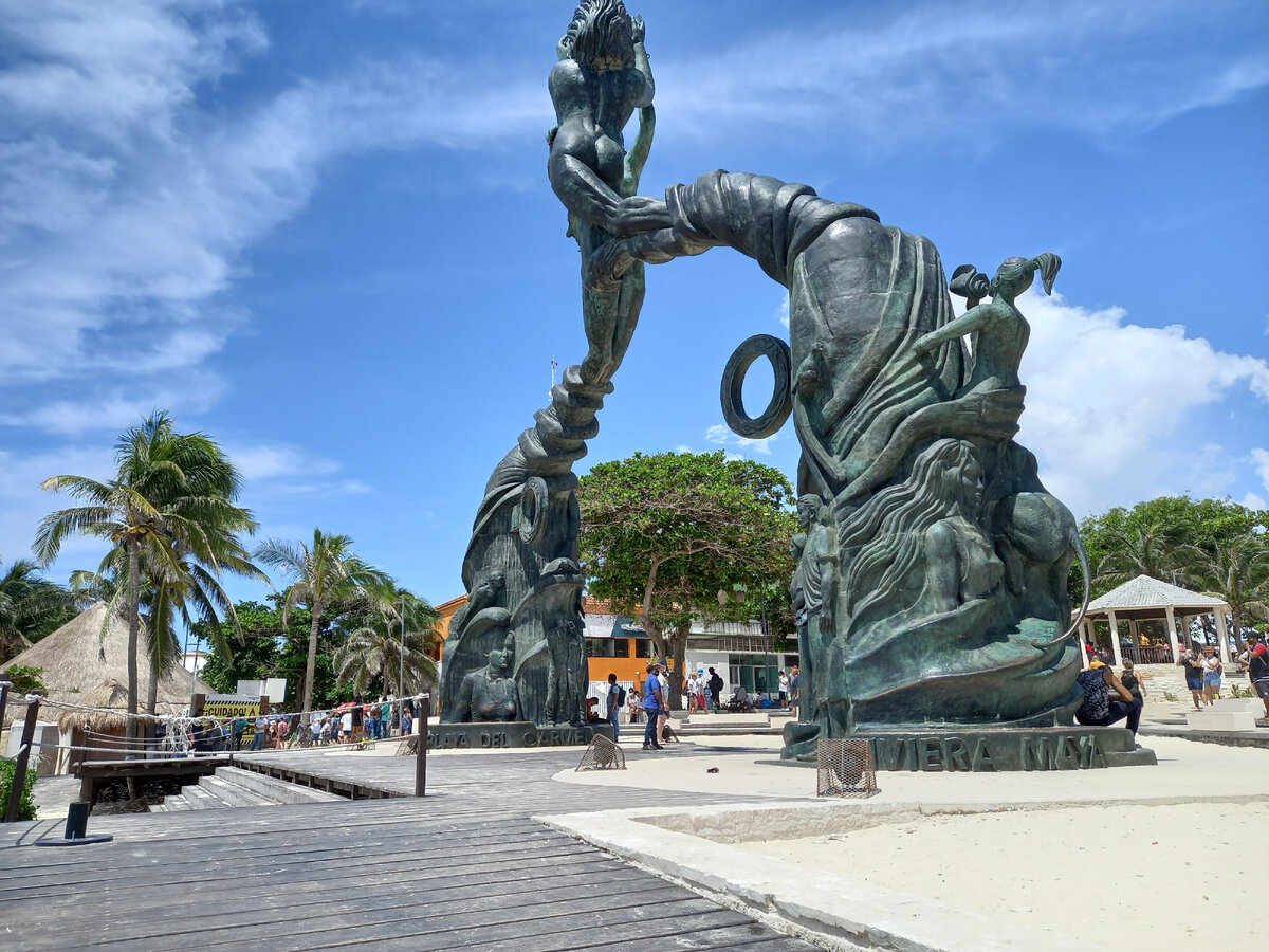 Арка портала Майя в городе Плая-дель-Кармен. Мексика.