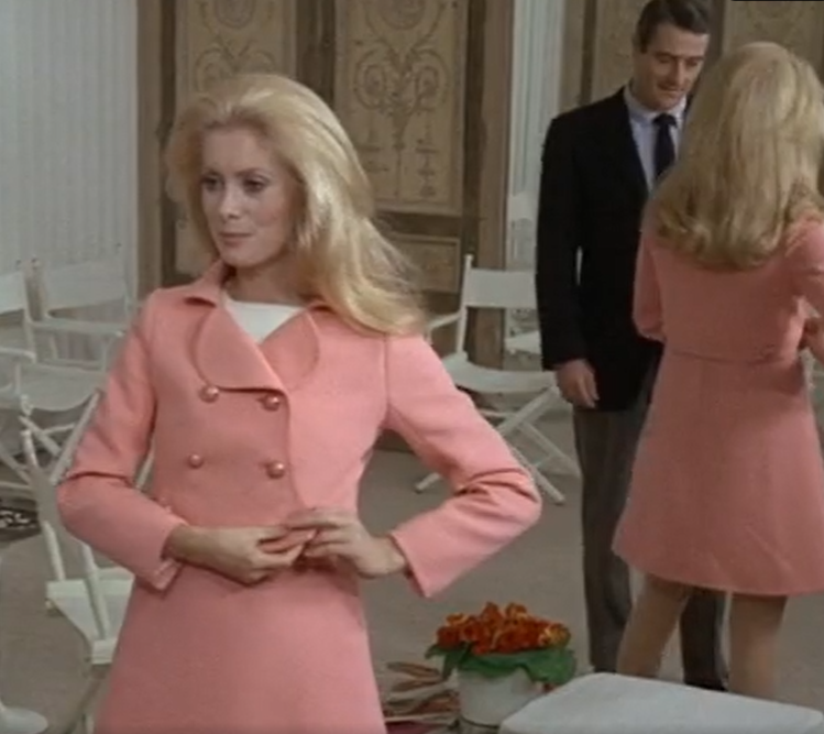 Катрин Денев носит костюмы Emanuel Ungaro в фильме "Манон-70"