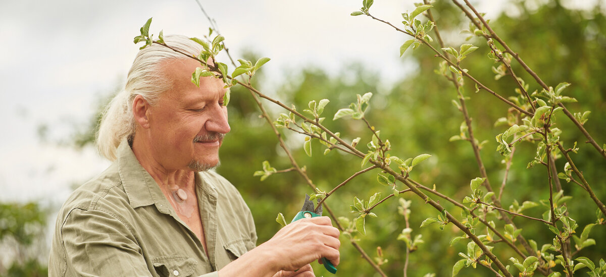 Фото: www.atosmedical.com. Пациент с ларингостомой, использующий голосовой протез.