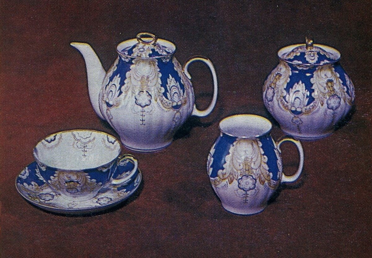 Виктор Колосов (роспись). Отари Мухигули (форма «Белый лебедь», 1968). Сервиз «Театральный». Дулёво