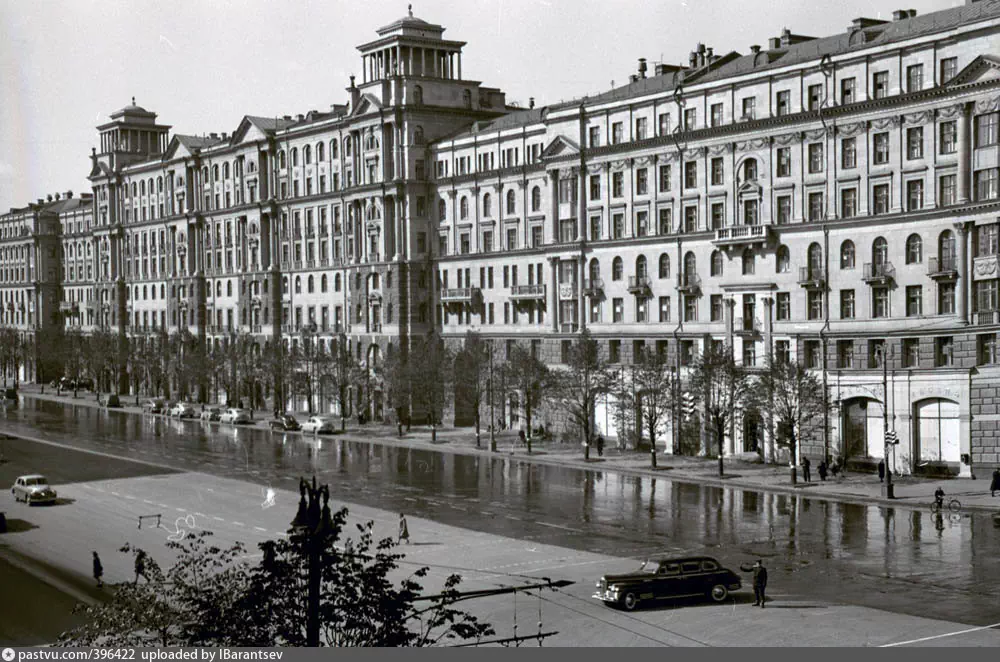 Вид дома на Кутузовском проспекте (тогда Можайском шоссе), в котором впоследствии жили Ю. В. Андропов и Л. И. Брежнев. 1950 г. Источник: РГАКФД. Арх. № 0-325479. 