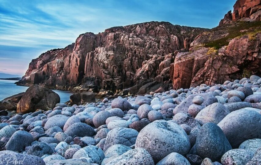 Кольский полуостров териберка. Кольский полуостров баренцево море териберка. Териберка пляж драконьих яиц. Териберка камни. Териберка камни.
