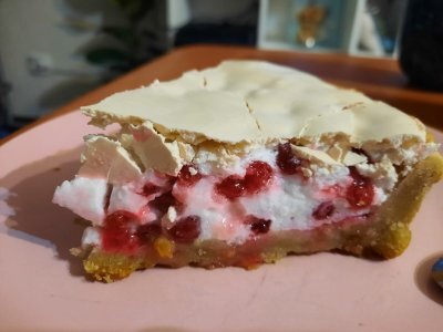 Пирог на песочной основе с меренгой и красной смородиной из собственного сада.