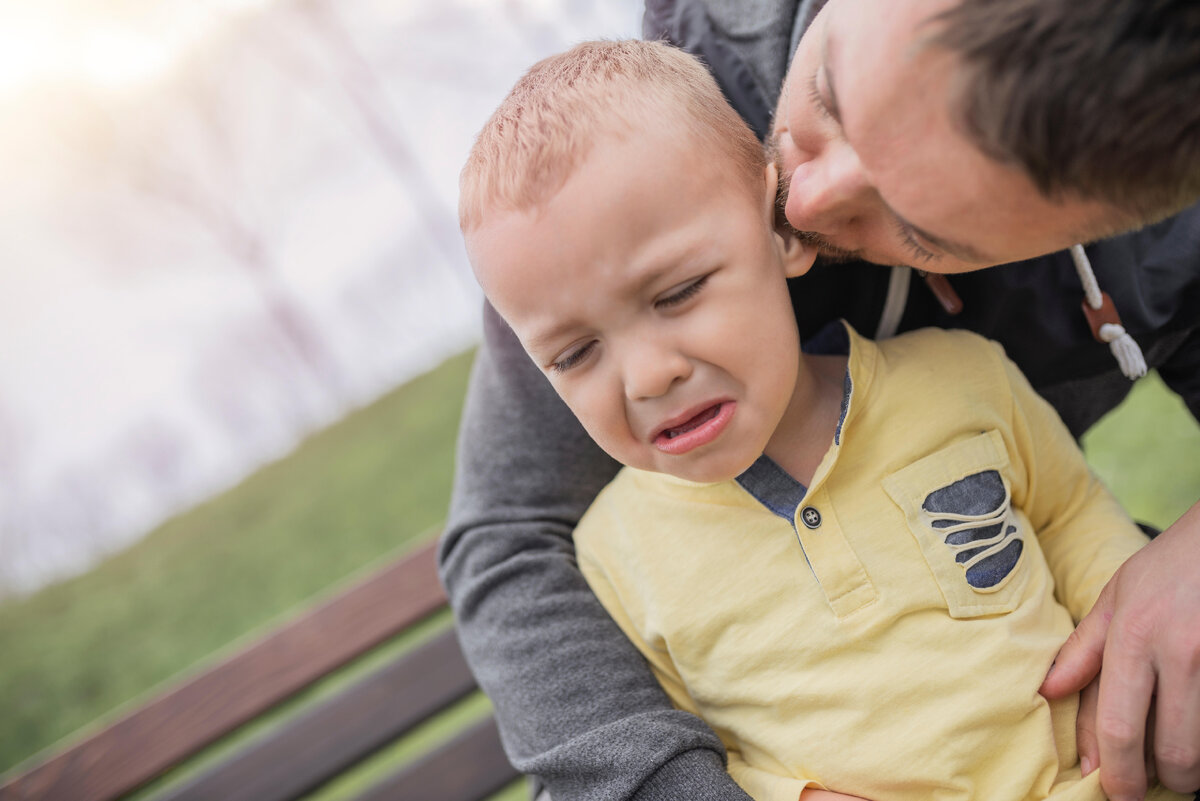 That s the boy father. Папа плачет. Отец и Плачущий ребенок. Папа плачет папа плачет. Отец с плачущим ребёнком.