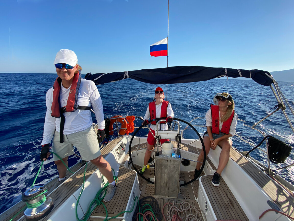 Девушки получают права яхтенных капитанов на равне с парнями.