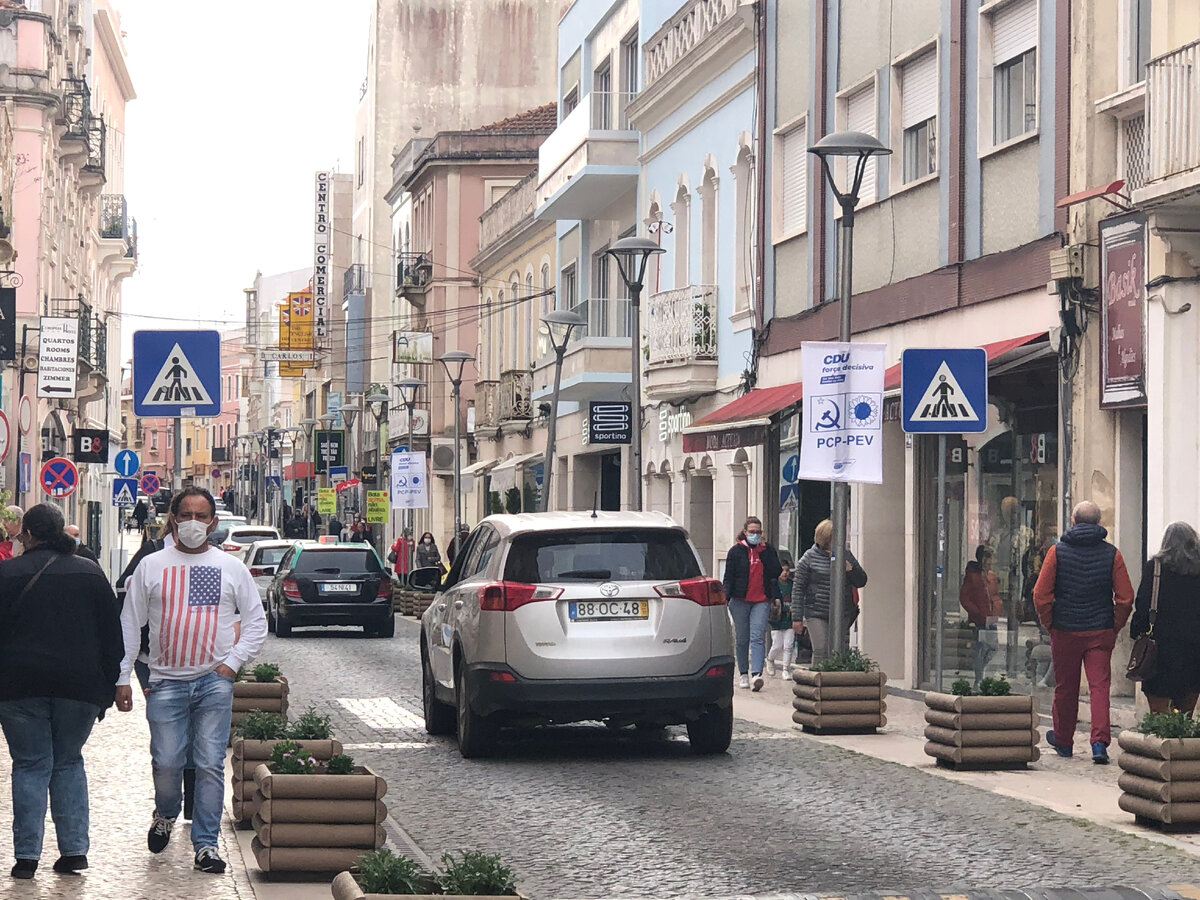 Города в Португалии уже оживают, но в людных местах жители предпочитают маски