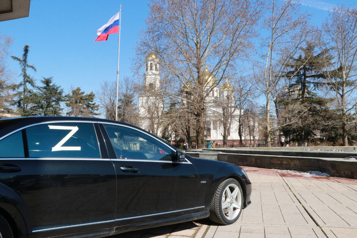 На всех автомобилях отныне белеет этот знак солидарности