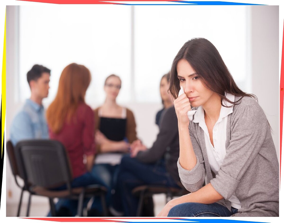 замкнутый человек. замкнутые люди. интроверт в обществе. неулыбчивый парень. замкнутый человек.