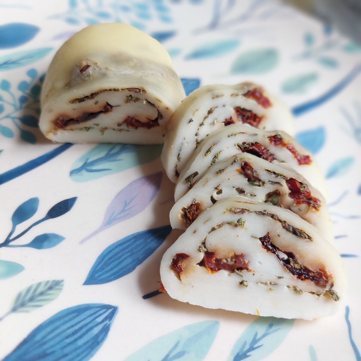 Рулет из моцарелльного теста с вялеными помидорами и пряными травами.