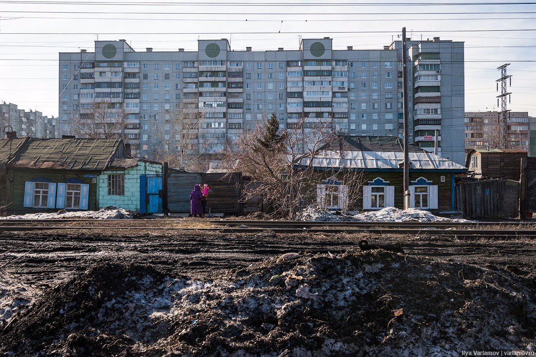 Мне 24 года, сидя на заводе и ебланя в вк я знакомлюсь с девушкой, 18 лет, мой идеал внешне. Мы стали общаться, продолжалось это месяца 3, она поступила в универ и мы расстались.
10 февраля в 2021 года я каким то образом набрел на ее страничку в вк, она повзрослела и стала еще красивее, ну я написал, она ответила, стали общаться. Мне 30 ей 24.

Она закончила уже универ, работает юристом за 40 к с утра до вечера без выходных почти и учится в магистратуре.
Работа не нравится, сидит с утра до вечера и дико заебывается .
Лечу ей за бизнес и тд, естественно ей интересно это все.
В мае прилетает на майские праздники в гости в Питер.
Было круто романтично вот это вот все. Улетает обратно в Омск.
Через месяц я прилетаю в Омск на 2 недели, к ней.
Было еще круче, любовь морковь все дела. Улетаю обратно в Питер.

Сумки работают, видеокарты продаются все ок все огонь, тысяч 150-200 я имею и принимаю решение лететь в Омск, пожить вместе ибо любовь все дела, к месту я не привязан, вроде все ок.

К сожалению я поздно понял, что моя возлюбленная лютая содержанка и считает, что МУЖЧИНА ДОЛЖЕН и прочее это все)
Почему то я на тот момент думал, что смогу ее исправить)
Она сразу увольняется с работы, причем еще до моего переезда)))
Ну ок, делаю ей кучу аккаунтов на авито на юр услуги.

Договаривались как, делаем юр услуги ей, если заходит все хорошо, то пилим фирму расширяемся и тд и тп) Она естественно поддерживает это все))) Но все денежки с юр услуг ложила себе на карточку, ну а я оплачивал все и вся, квартиру походы и все все все. Вроде деньги были. поэтому не парился, видеокарты и сумки работали хорошо, что то другое делать не делал, был увлечен ей и просто жили кайфовали и прожигали мои денежки.

Причем самый прикол, когда она прилетала в СПБ и я в ОМСК вот это время она типо была хорошей девочкой не содержанкой и вообще не было ничего подобного, к сожалению) Деморежим в общем.
